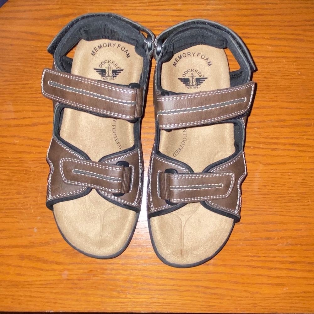 New size 7 mens sandals